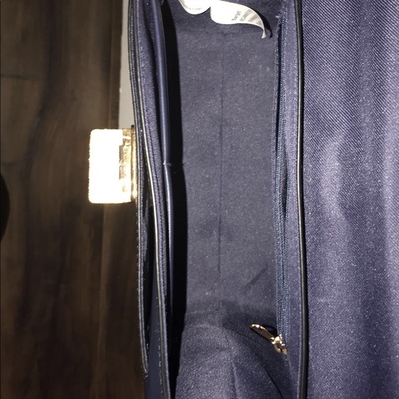 CROSS/HAND BAG. - Picture 2 of 8